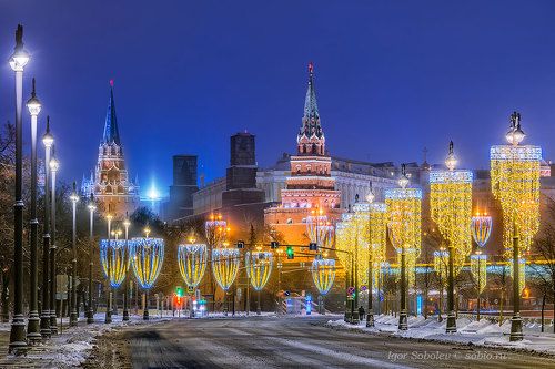 Вид на Московский Кремль с новогодним освещением