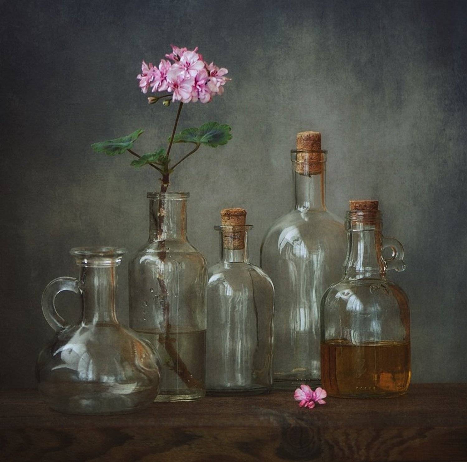 натюрморт,герань,стекло,бутылки, Наталия