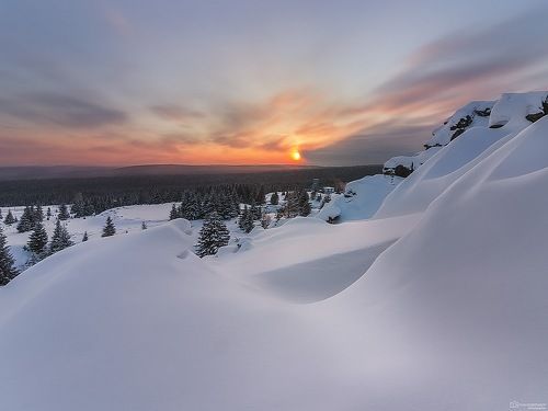 снежные барханы и скалы