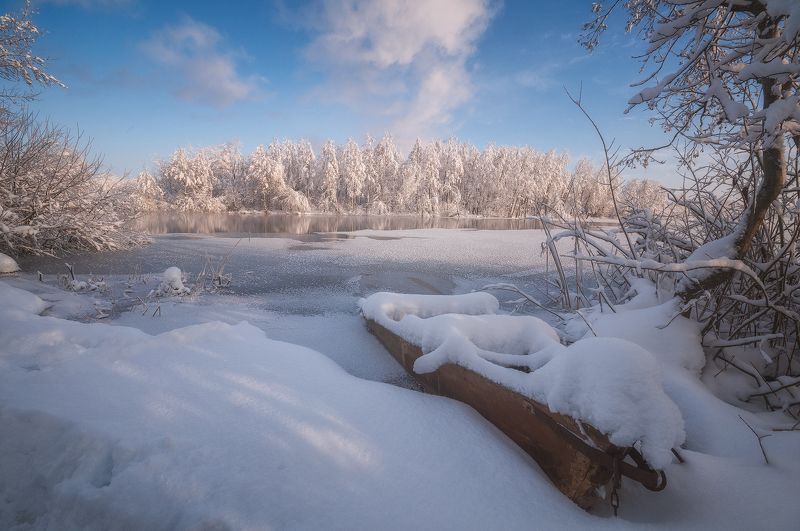 россия, подмосковье, шатура, пейзаж, природа, зима, утро, рассвет, мороз, снег, иней, озеро, вода, деревья, небо, свет, лодка, облака В ожидании весны фото превью