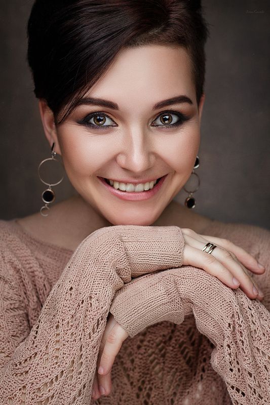 люди, девушка, лицо, портрет, глаза, взгляд, глаза, красота, молодость,улыбка, эмоции, брюнетка, студия, фотокузница, ivankovale Юля фото превью