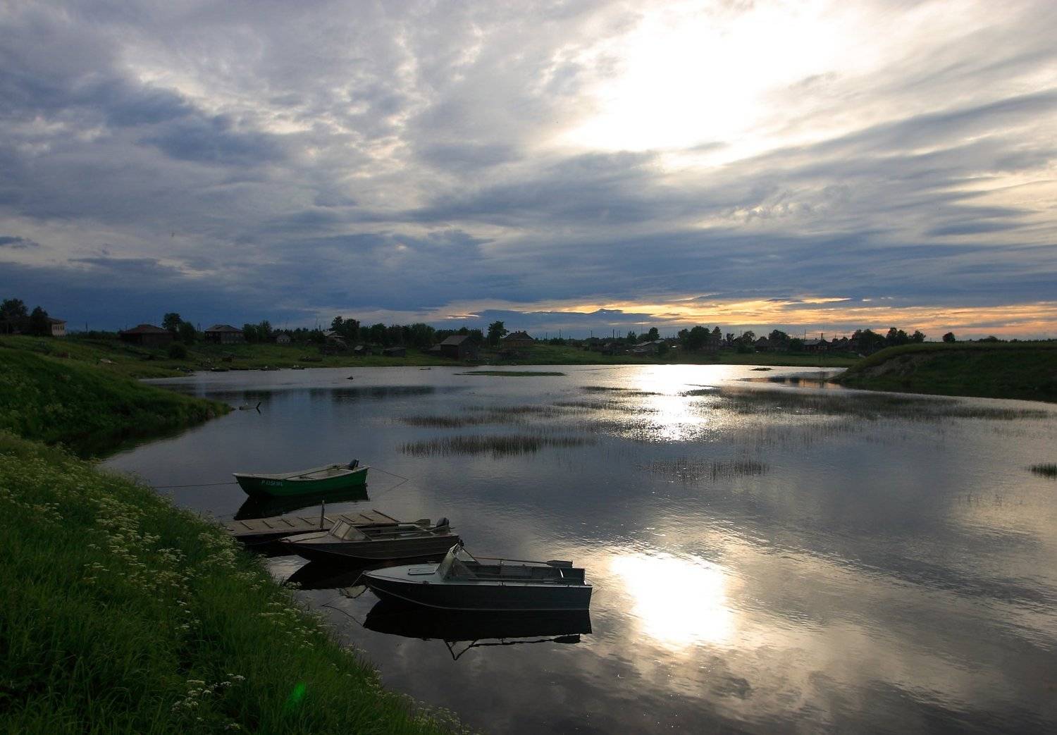 Карелия, дымка, облака, река, Шуя, Шуерецкое, тишина, лодки, солнце в облаках, деревня, залив, Александр Курносов