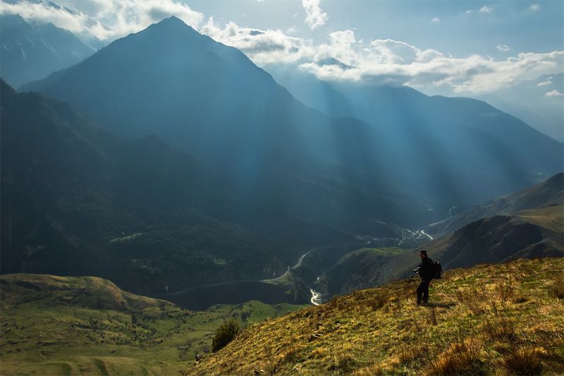 природа, пейзаж, кавказ, горы, свет, весна, человек Созерцатель фото превью