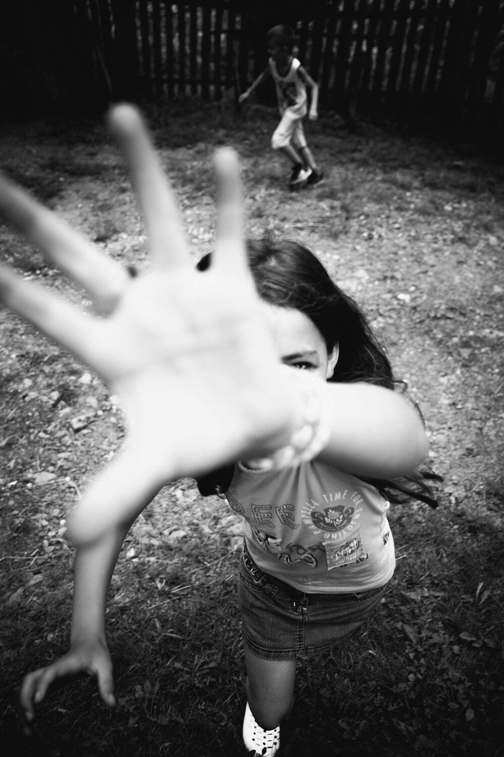 черно-белый, без цвета, дети, ребенок, игра, игра, глаз, рука, молодой, бег, детство, сербия, задний двор,black and white, no color, kids, child, play, game, eye, hand, young, running, childhood, serbia, backyard,, Марко Радовановић