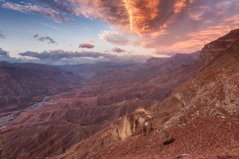 Рассвет над долиной реки Аварское Койсу недалеко от Хунзаха. фото превью
