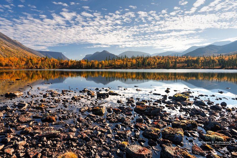 горы, хибины, осень, заполярье, озеро, долина, кунийок, кукисвумчорр, петрелиуса, юдычвумчорр, часначорр, индивичвумчорр, камни, вода, облака Озёра за Полярным кругом фото превью