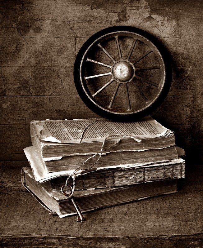 Старое колесо  и ржавый ключ.. фото превью