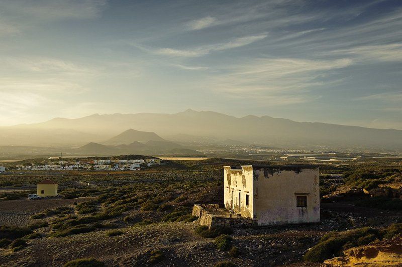 тенерифе Пейзаж с домиком на фоне гор фото превью