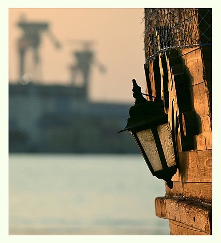 Пристань, море и фонарь фото превью