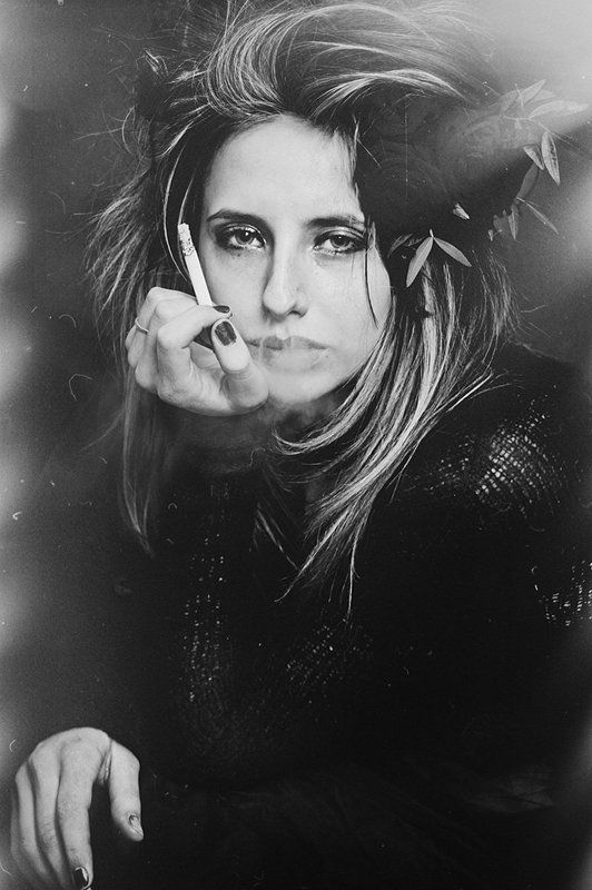 портрет, сигарета, цветы, девушка, грусть, всеравно Анастасия фото превью