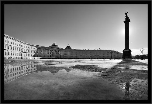 Черно-белая весенняя мартовская классическая зарисовка с Дворцовой