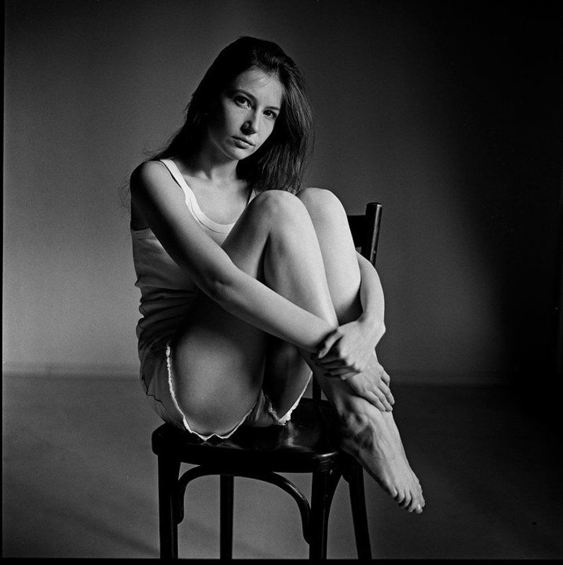 Девочка на стуле фото превью