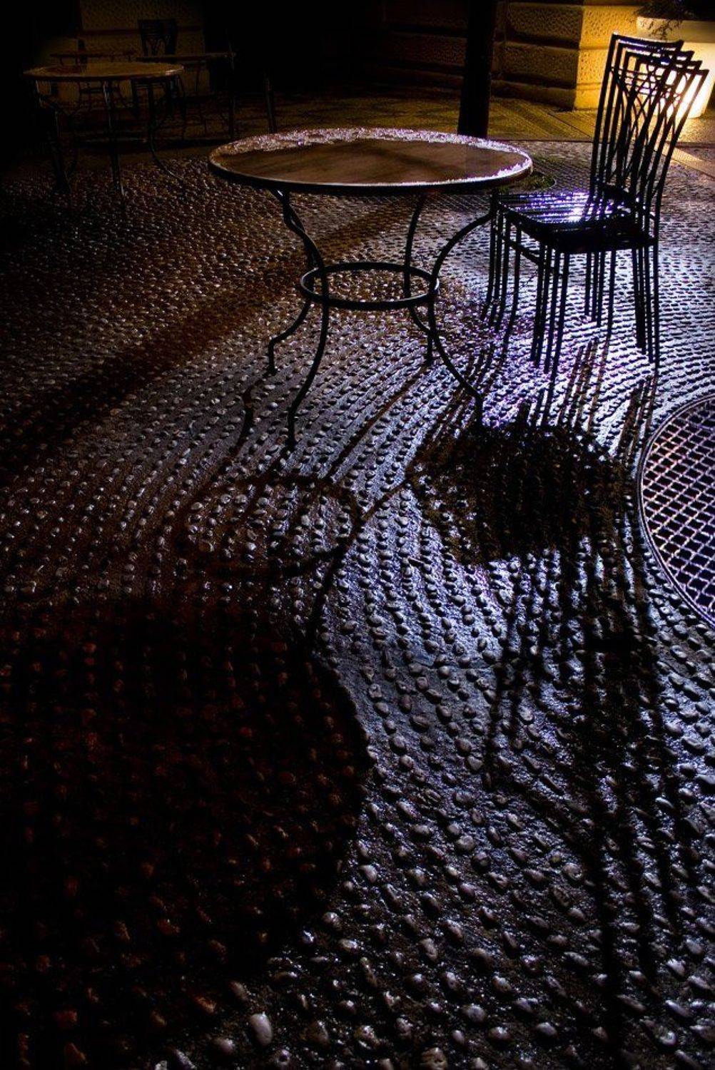 прага, дождь, стол, стул, свет, сыро, Пётр Мусатов