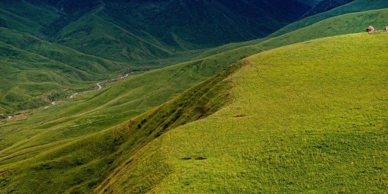 заилийский алатау,ушконыр,трёхглавая широкая вершина,озеро,лошади,лето,облака,трава,лето,юрта, Ушконур фото превью