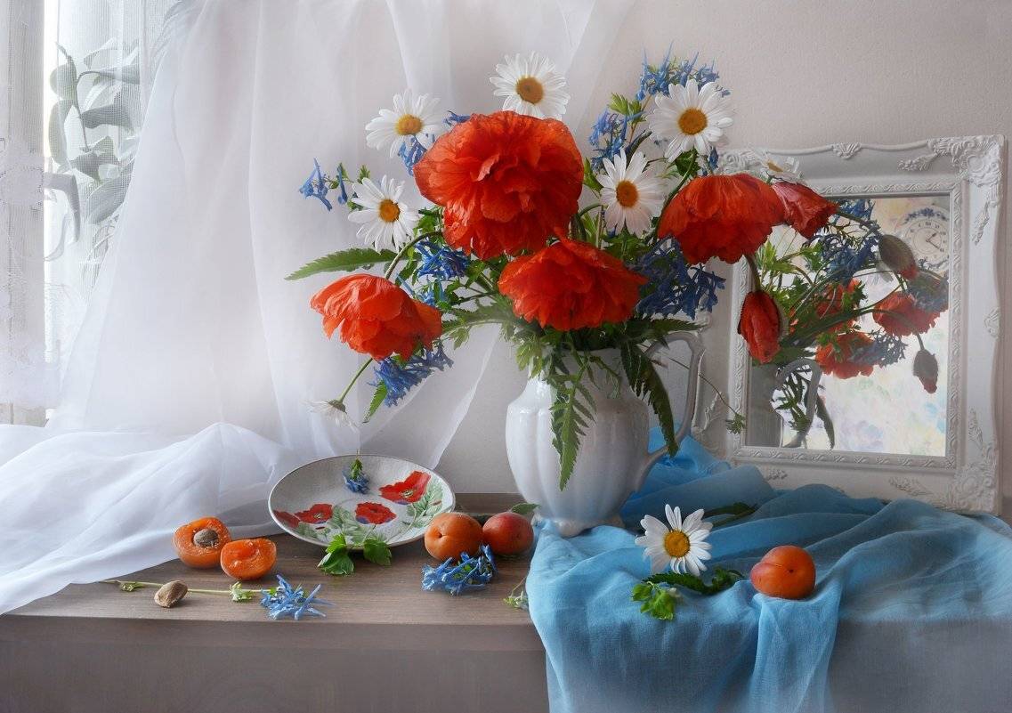 still life,натюрморт, абрикосы, зеркало, маки, отражение, ромашки, фарфор, фото натюрморт, хохлатка, цветы, Колова Валентина