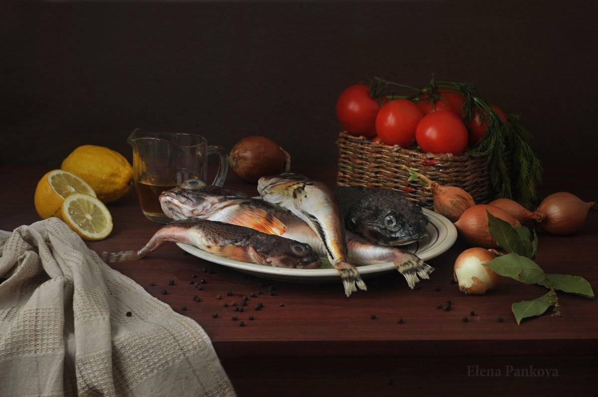 бычки, рыба, лимон, лук, помидоры, Elena Pankova