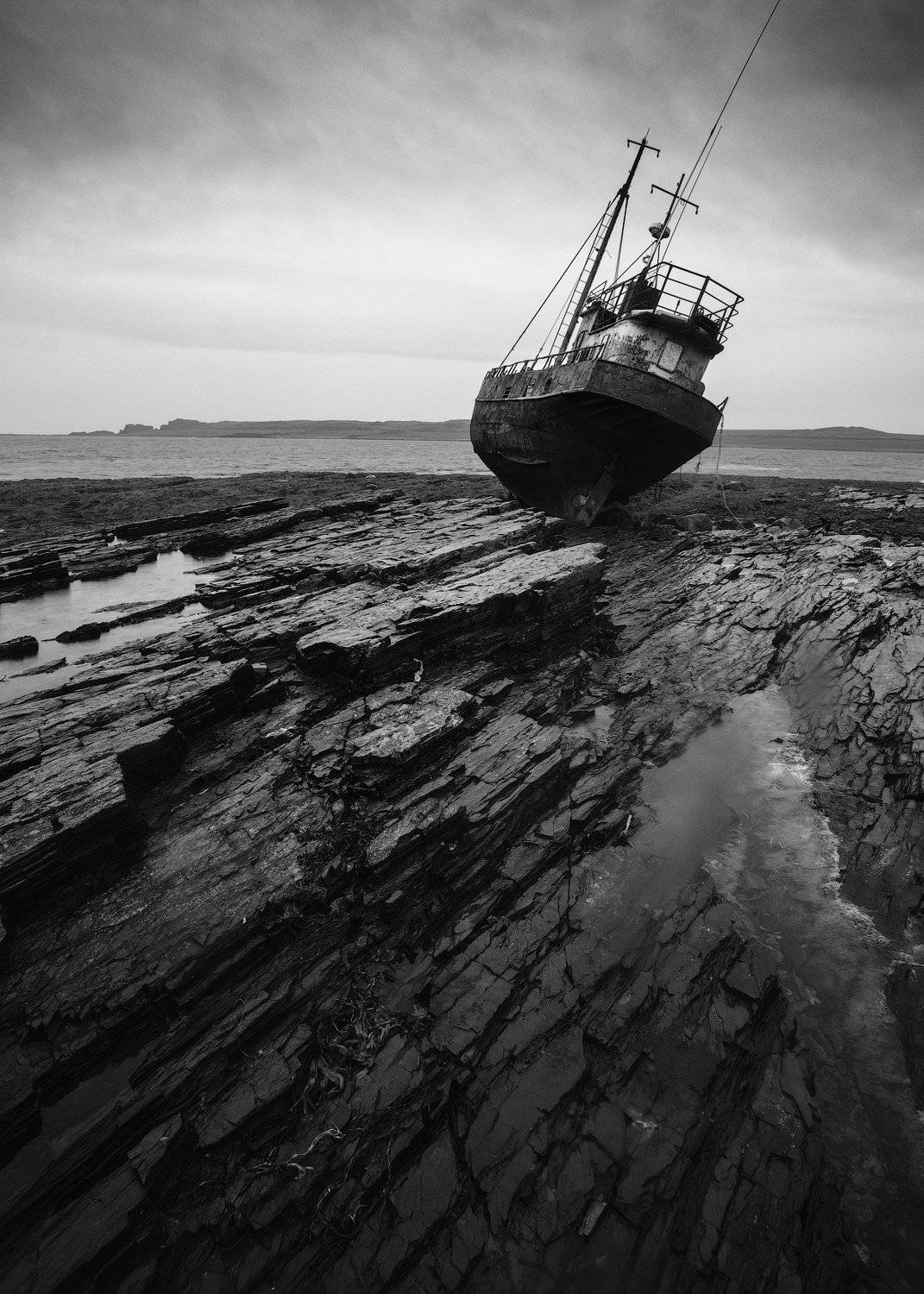 россия, заполярье, мурманская область, кольский полуостров, рыбачий, баренцево море, закат, сумерки, морской берег, скалы, корабль, Оборотов Алексей