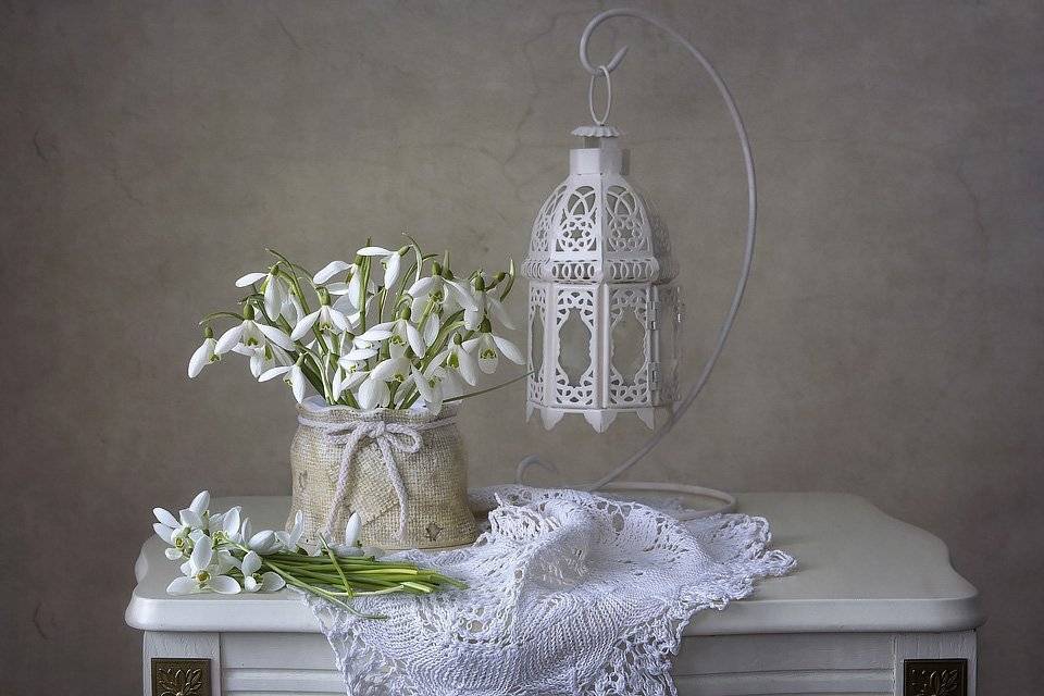 натюрморт, весна, подснежники, фонарь, кружева, Ирина Приходько