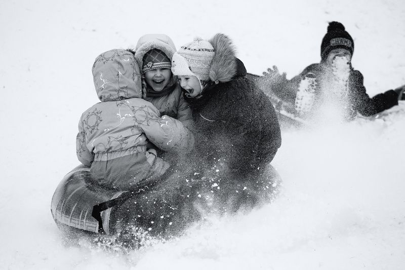 весна, дети, радость, горки, катание, снег В первый день весны. фото превью