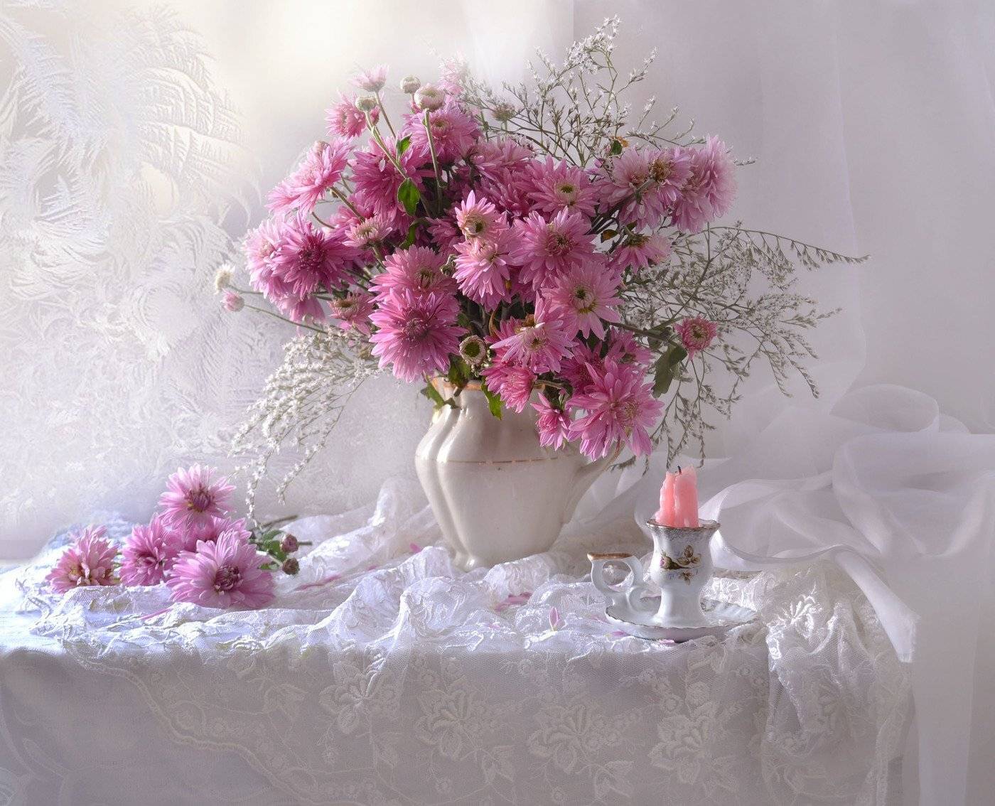 still life,натюрморт, изморозь,ноябрь, окно, осень, подсвечник ,предзимье, свеча, фото натюрморт, хризантемы, цветы, Колова Валентина