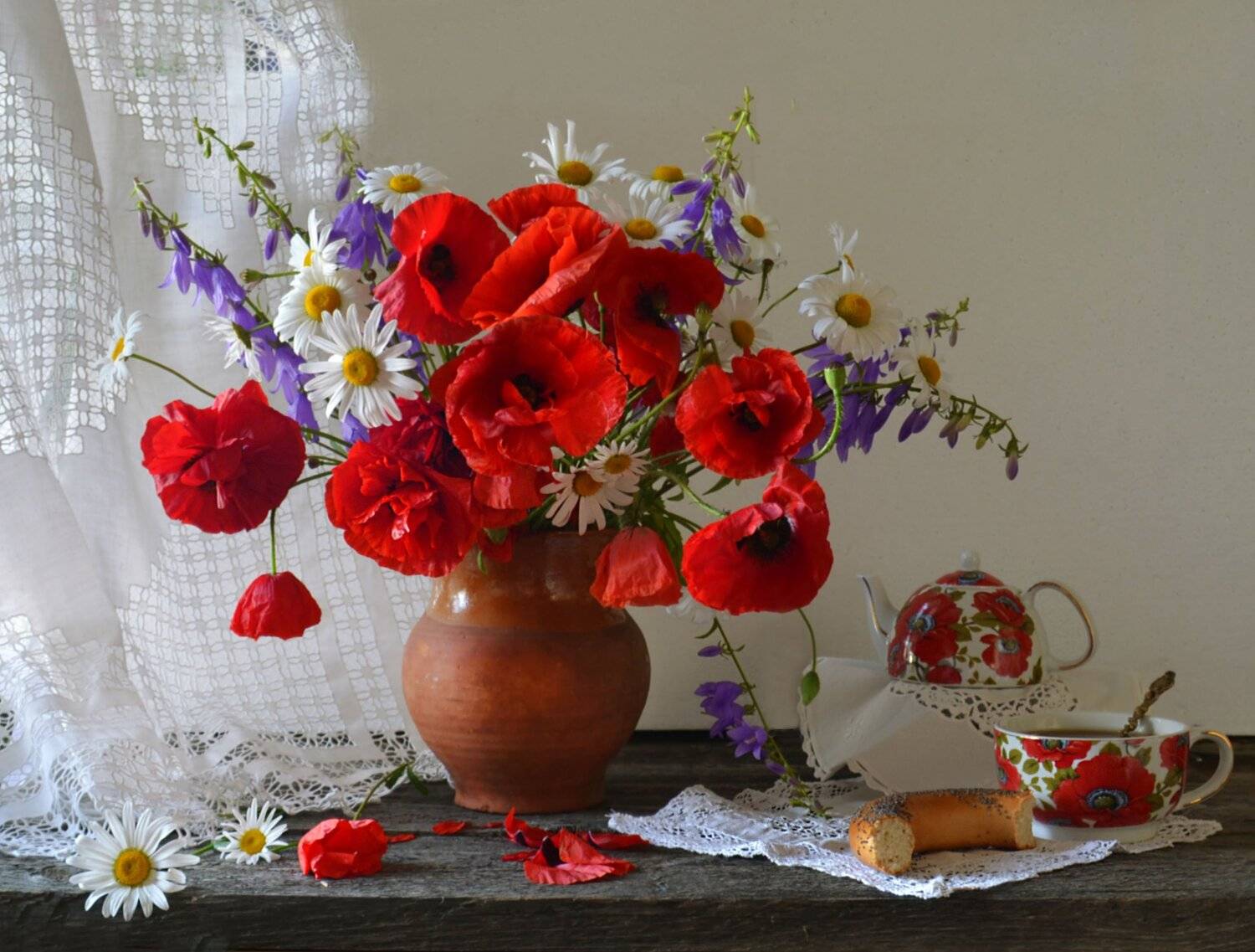 still life, натюрморт, август, колокольчики, кружева, лето, маки,  ромашки, фарфор, фото натюрморт, цветы, Колова Валентина
