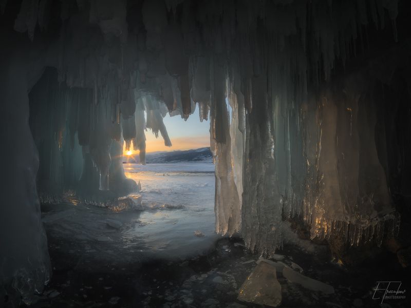 байкал, закат, солнце, грот, снег, лед, сосульки, ольтрек, уюга, курма, пещера В ледяной пещере на закате фото превью