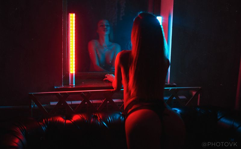 девушка, отражения, свет Город обмана фото превью