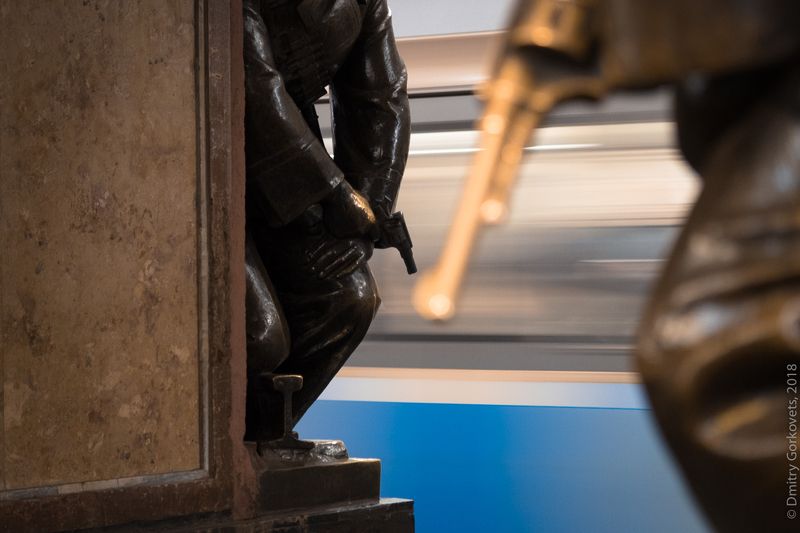 #photobydmitrygorkovets #streetphotography #moscow #moscowsubway Pistols. Moscow subway. фото превью