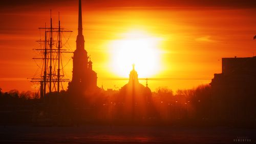 В объёме света.