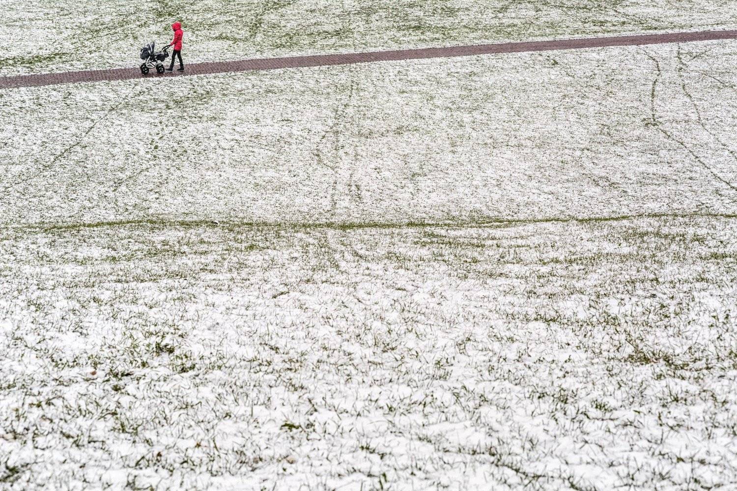 Люди, город, улица, жанр, человек, минимализм, красный, цвет, снег, трава, зеленый, белый, , АлександрТутаев