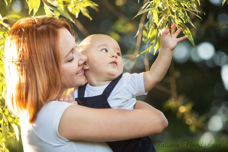 мама, ребенок, сын, мальчик, забота, мамина любовь, счастье, вместе, лето, солнце, ветки, трава  фото превью