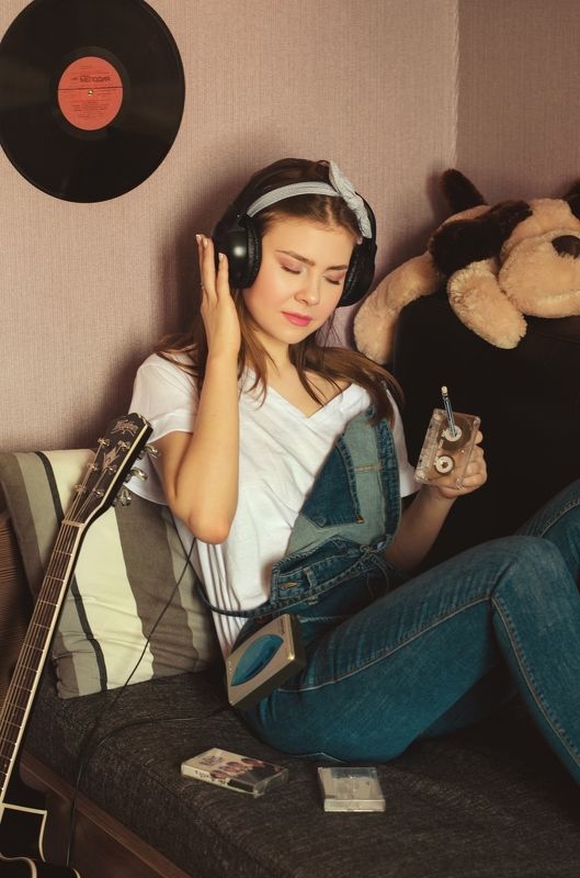 Девочка с плеером фото превью