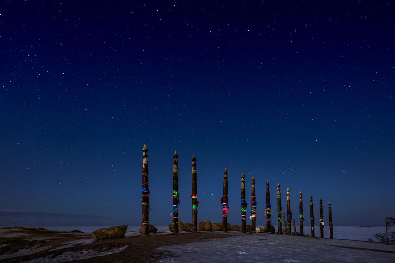 Столбы Сэгрэ у скалы Шаманка (мыс Бурхан) на острове Ольхон. фото превью