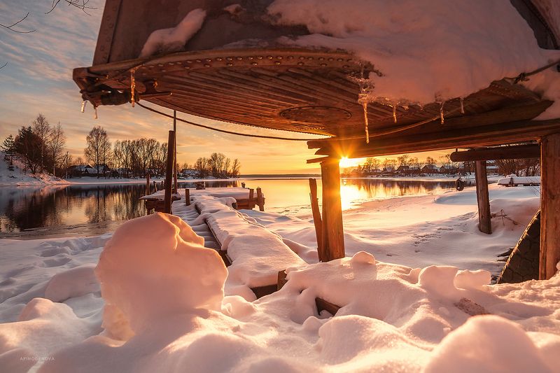 зима, солнце, закат, берег, снег, лед, лодка, деревня Закат над Волгой фото превью