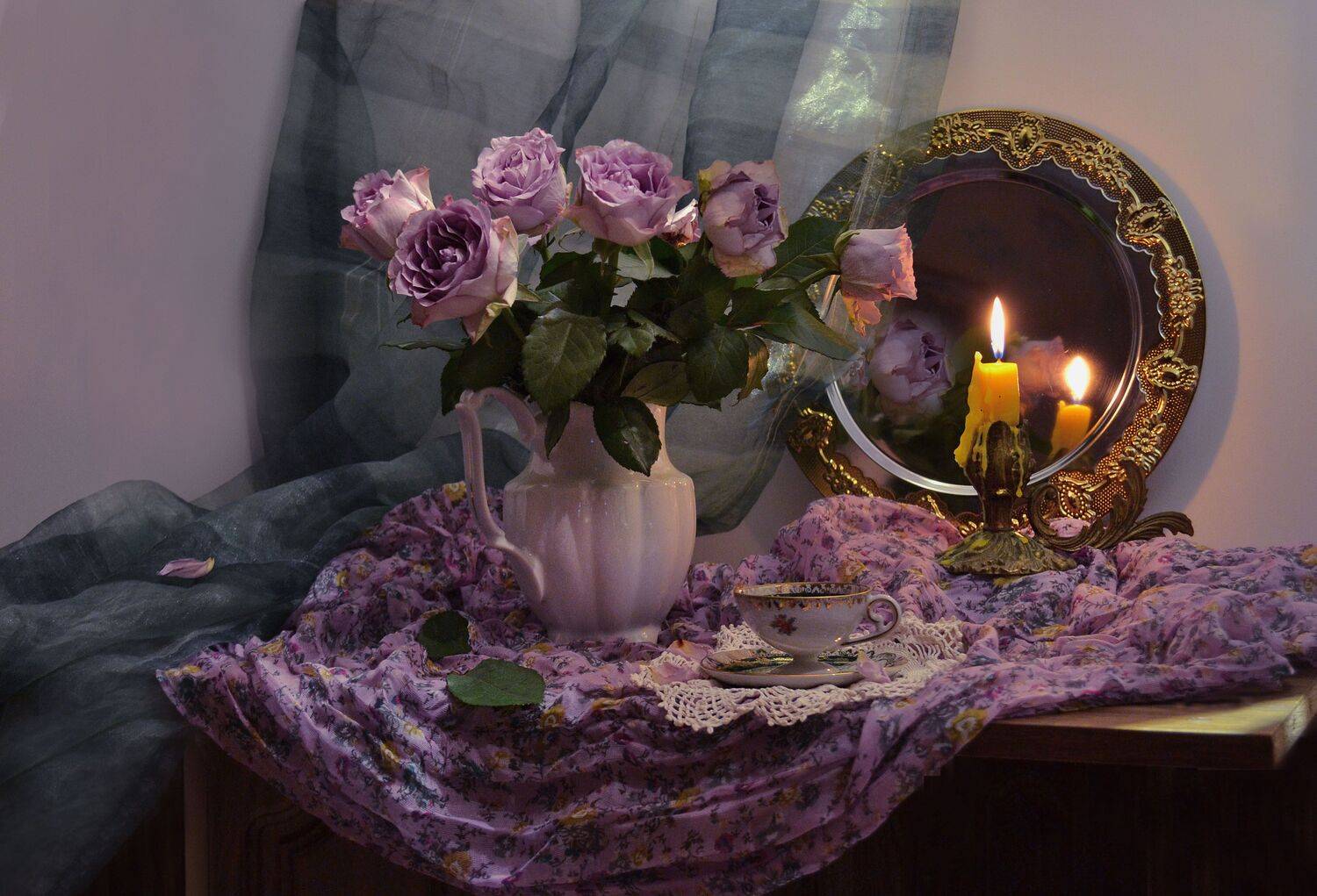 still life,натюрморт, зима, февраль, фото натюрморт, ночь, свеча, подсвечник, фарфор, отражение, цветы, розы,, Колова Валентина