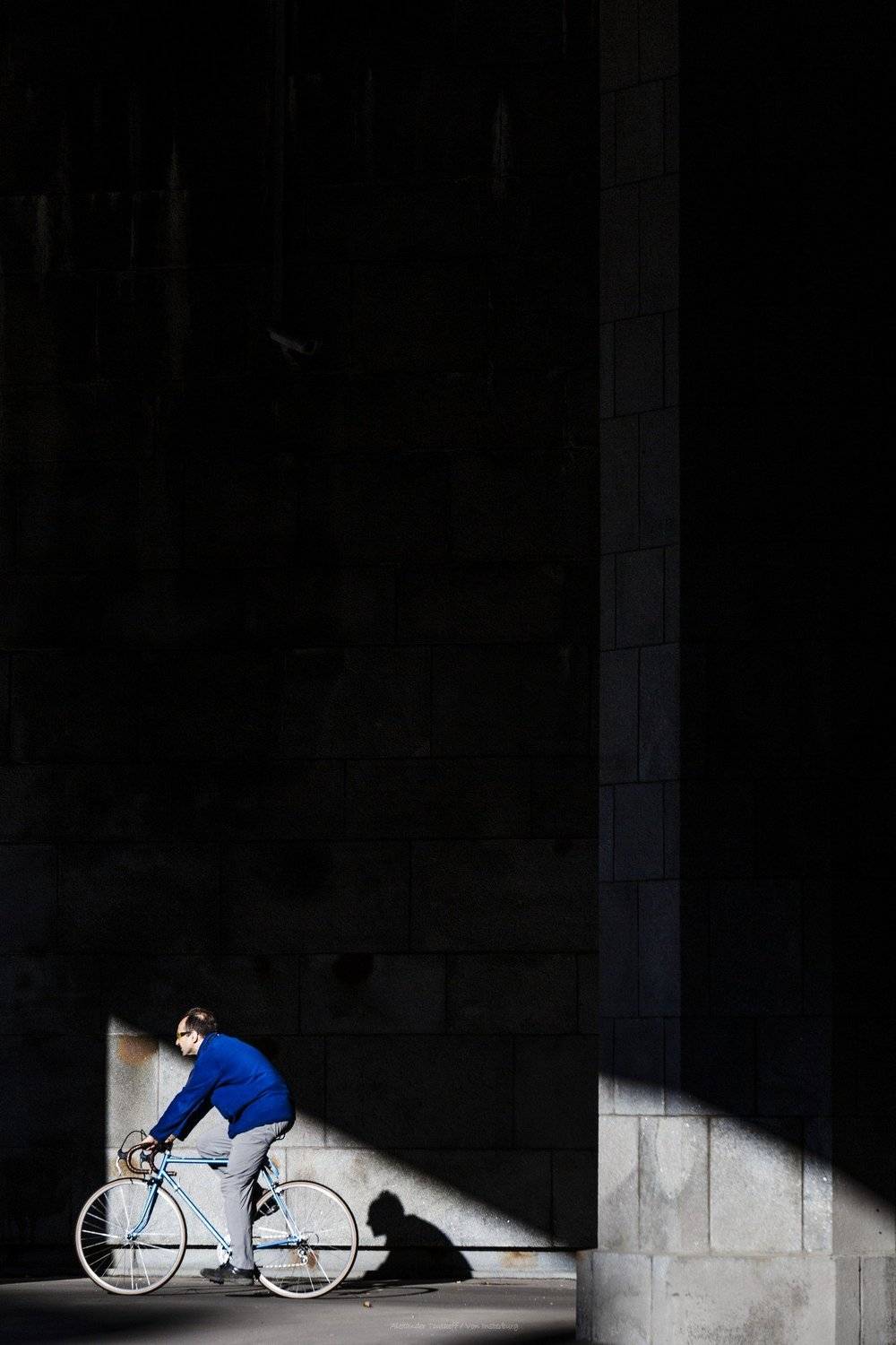 Люди, город, улица, жанр, свет, тени, вечер, велосипед, велосипедист, цвет, синий, минимализм, , АлександрТутаев