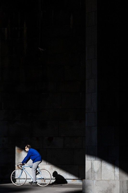 Люди, город, улица, жанр, свет, тени, вечер, велосипед, велосипедист, цвет, синий, минимализм,  *** фото превью