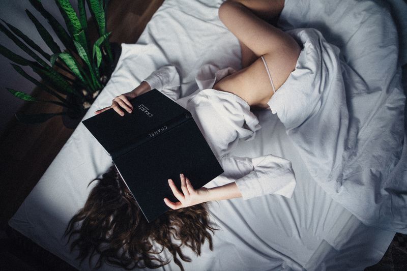 bed., girl, book portrait фото превью