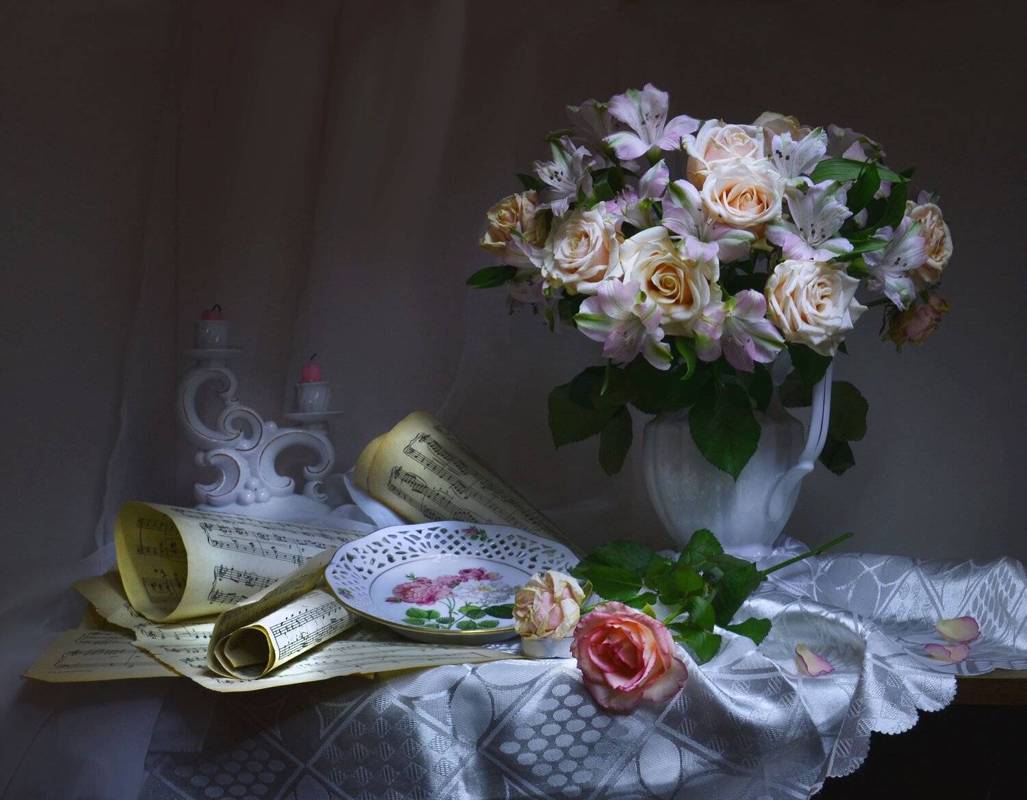 still life,натюрморт, ноты, подсвечник, розы, романс, световая кисть, свечи, фарфор, фото натюрморт, цветы, январь, Колова Валентина