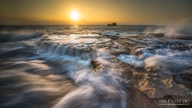 Boat and the sea фото превью