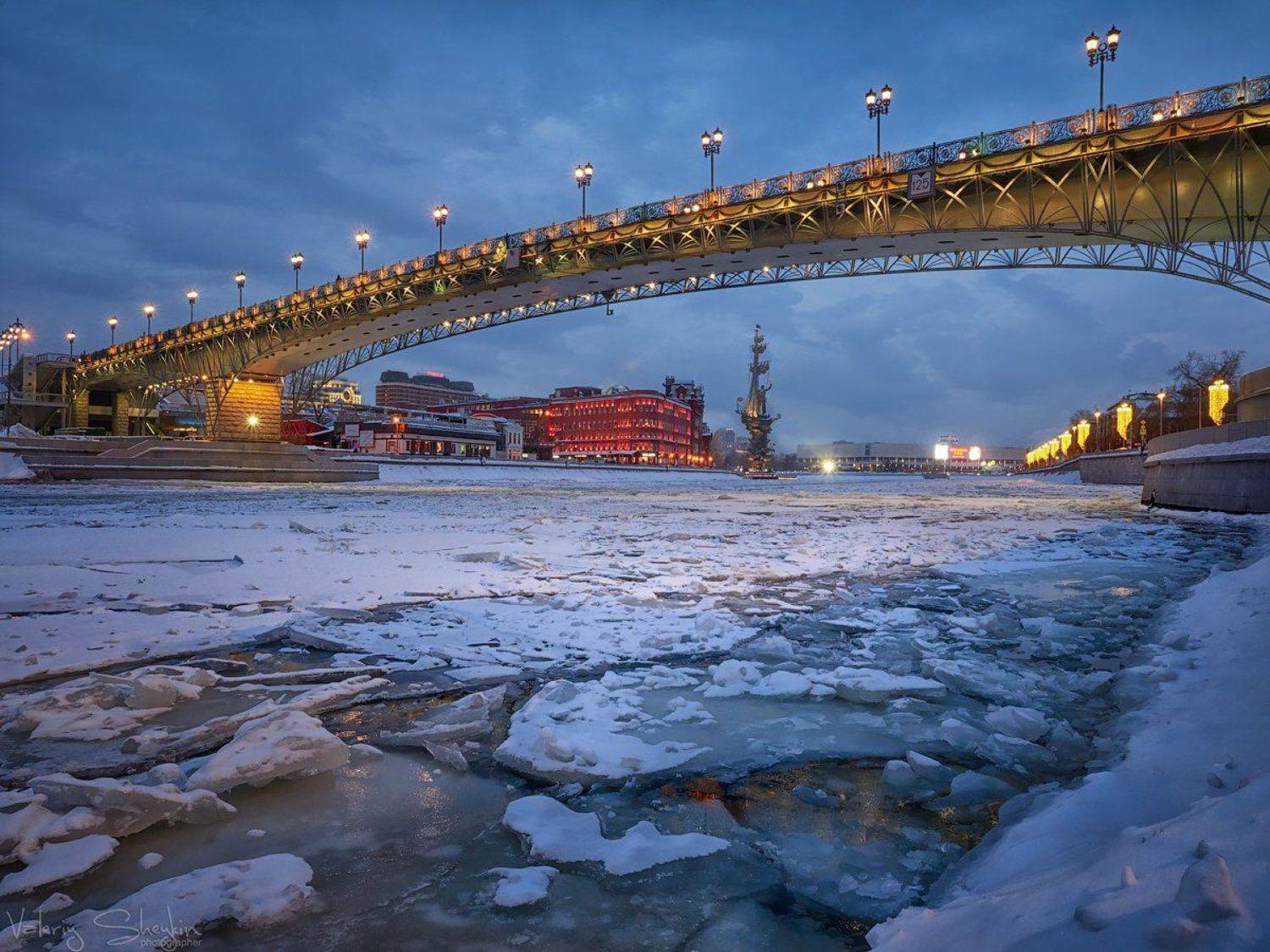 мост,река ледоход,патриарший мост,вечер,огни, Валерий Шейкин