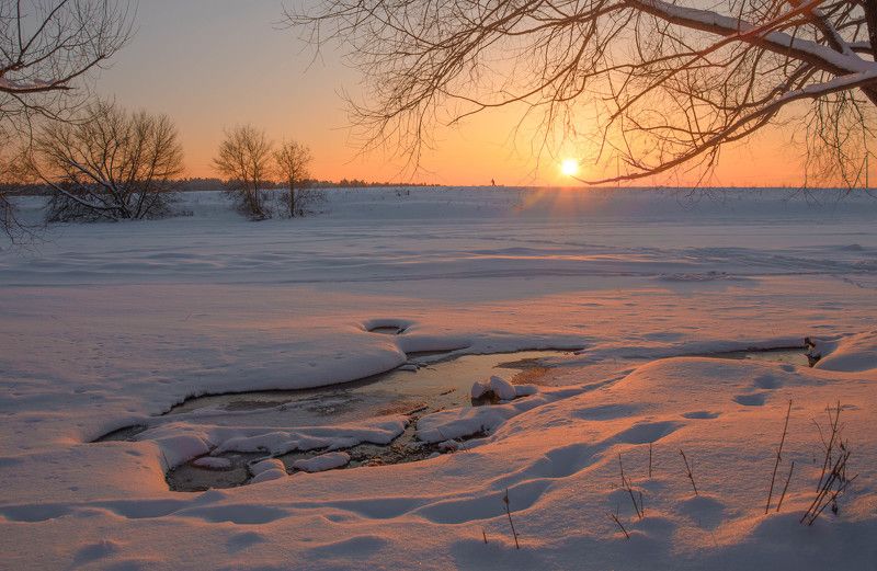 аксиньино, закат, солнце, вечер, снег, оранжевый, розовый, зимний пейзаж, зимний закат, полынья, ёлочка зимой, подмосковье, одинцовский район Москва река на закате фото превью