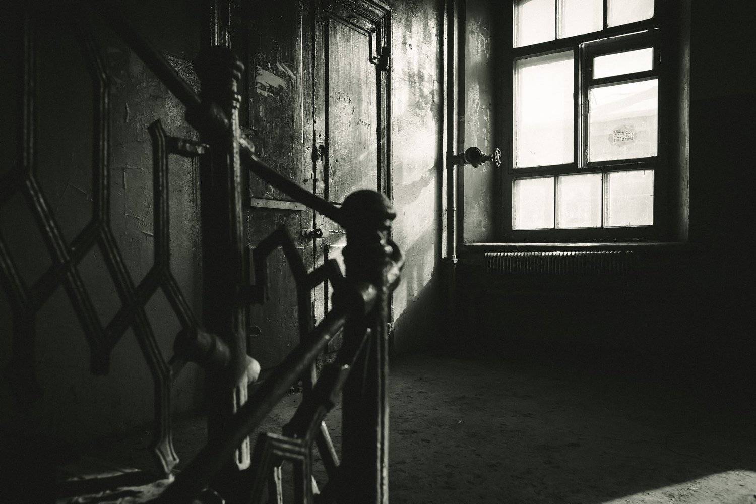 казарма, лестница, окна и двери, Денис Сухачев