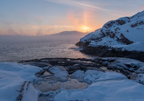 Морозный рассвет на берегу Баренцева моря.