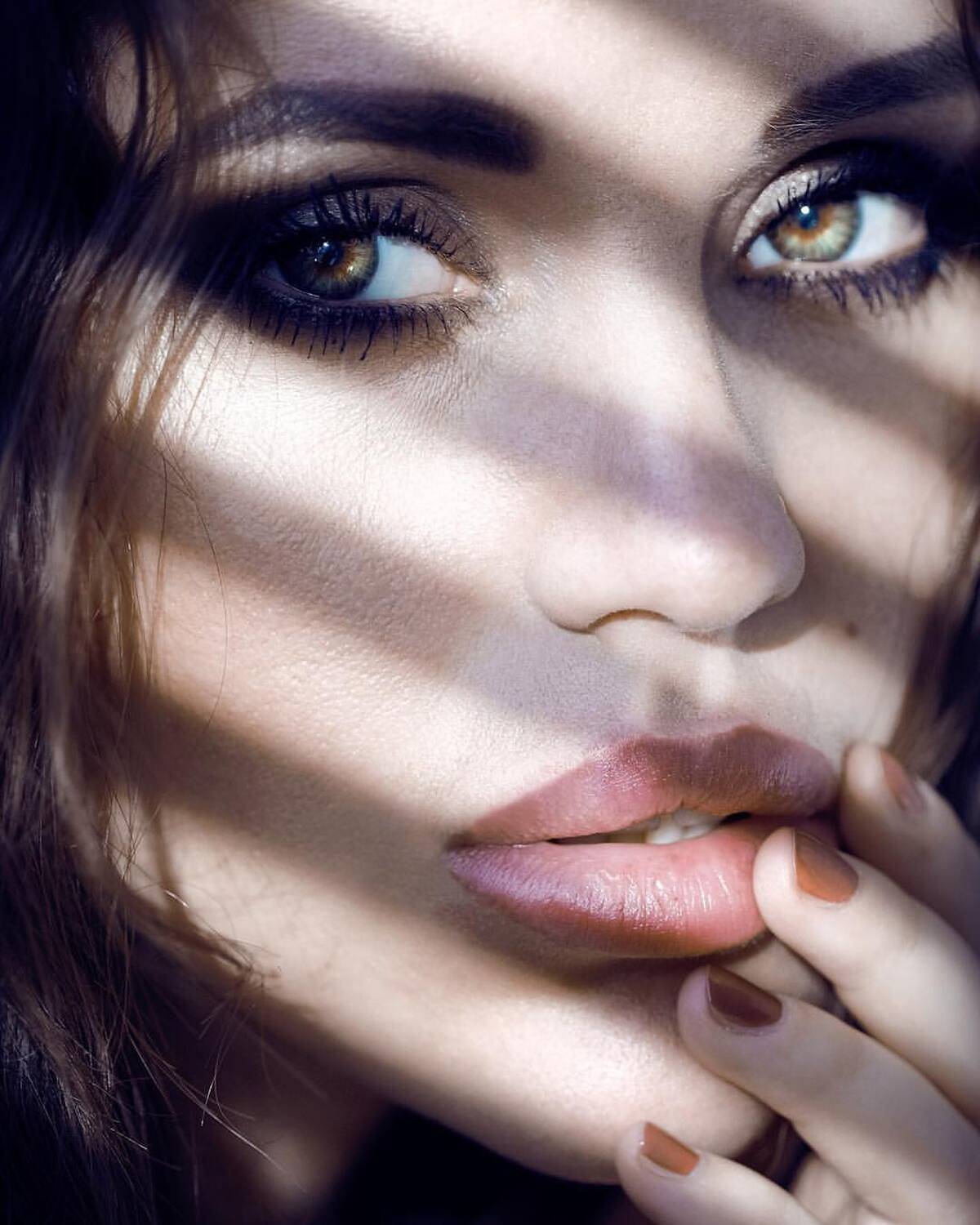 девушка, красивая, тень, полосы, светопись, игра света и тени, Дарья Комарова