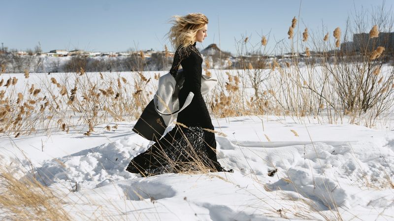 девушка, юность, молодость, зима, снег из луговых цветов плела себе венок фото превью