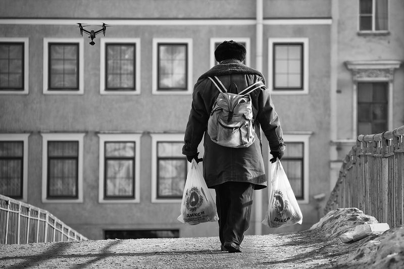 дрон, квадракоптер, питер, кульки, дикси, дед, ушанка, пакеты, мост, надзор, слежка, ноша Жизнь под надзором фото превью