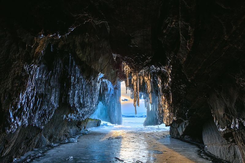 Закатный свет в гроте на Байкале фото превью