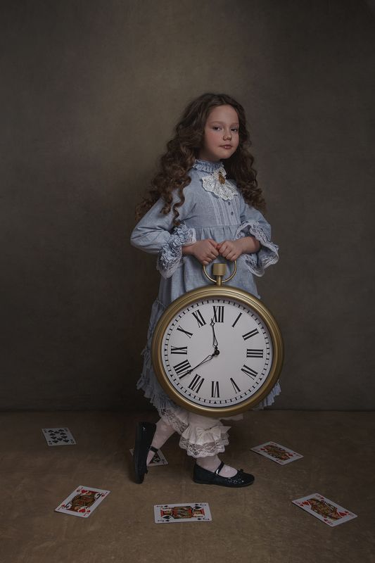 девочка, алиса с стран чудес, портрет, арт, часы, карты, сказка Festina lente фото превью