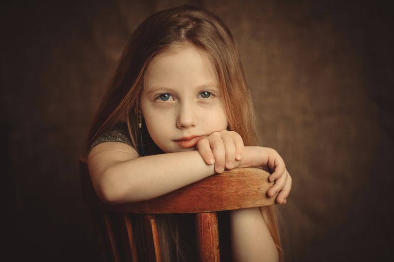 девочка, взгляд, ребенок, студия, руки, стул, волосы, лицо, тепло, комната Полина фото превью